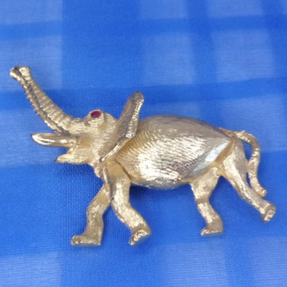 Vintage Daria Gold Tone Elephant Pin Brooch